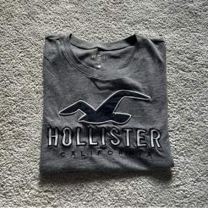 Äkta hollister t-shirt i storlek s. 💕🫶🏻i jätte fint skick. Använd gärna ”köp nu” 🤍