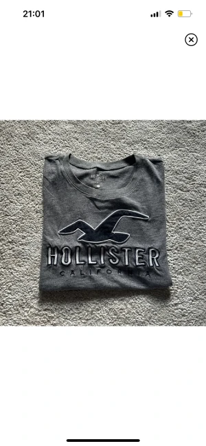 Hollister t-shirt - Äkta hollister t-shirt i storlek s. 💕🫶🏻i jätte fint skick. Använd gärna ”köp nu” 🤍