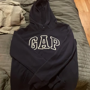 Gap hoodie  - En GAP hoodie i använt skick men inga defekter, mörkblå färg och sjuk skön, går även att köpa till mjukisen för hela settet för en extra slant vid begäran😊vid ytterligare frågor är det bara att höra av sig🫶🏻