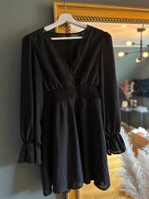 Svart klänning  - Superfin svart klänning från shein i storlek s/36. Använd en gång!  