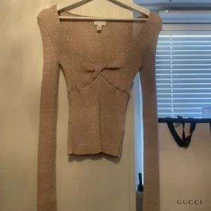 topp - säljer denna jätte fina topp från hm, endast testad🤍