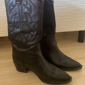 cowboy boots - säljer dessa cowboy boots då dom tyvärr inte kommit till användning