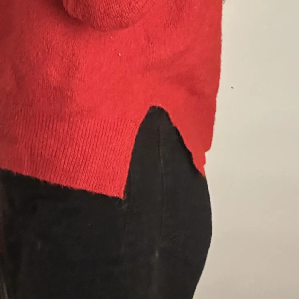 Stickad tröja med polo i en härlig röd färg. Sparsamt använd. Storlek S❤️. Stickat.