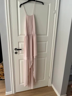 Klänning - Klänning från Gina Tricot köpt för flera år sedan men aldrig använd. Prislappen är kvar! Den är väldigt öppen i ryggen och är längre bak än fram på klänningen 😃 kostade 499 jag säljer för 150 