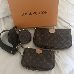 Louis Vuitton väska - Stad: Södertälje, Eskilstuna, Västerås Äkta Louis Vuitton väska i modellen Multi pochette accessoires. Väskan har använts ett par gånger men i väldigt gott skick, inga skador eller repor. Dustbag, påse och kvitto finns!  Nypris 26.600 säljs för 22.000, vi