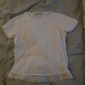 Stockolmstil - Säljer denna fina Stockholmstil tröjan med spets😊Säljer då den inte används längre. Kontakta gärna om du har frågor❤