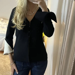 Kofta - Så söt kofta från zara som har lite vidare ärmar och är beige inuti😍