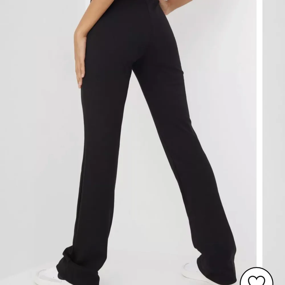 Säljer dessa svarta byxor från Nelly. Storlek XS. Långa i benen så passar mig som är 173 lång. Inga skador utan varsamt använda, säljer de är för små.🩷. Jeans & Byxor.