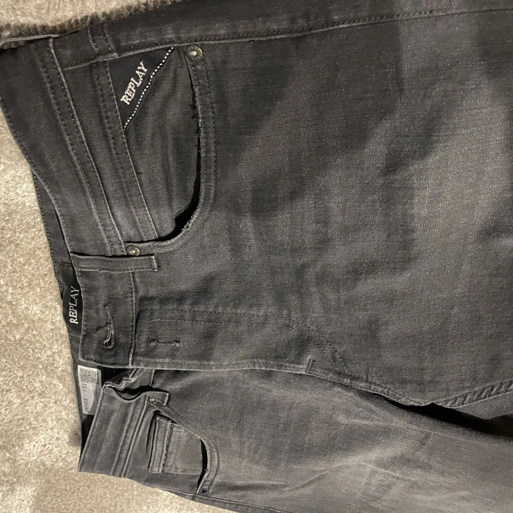 Oanvända jeans i strl 31, straight fit   Nypris , 1139 kr . Jeans & Byxor.