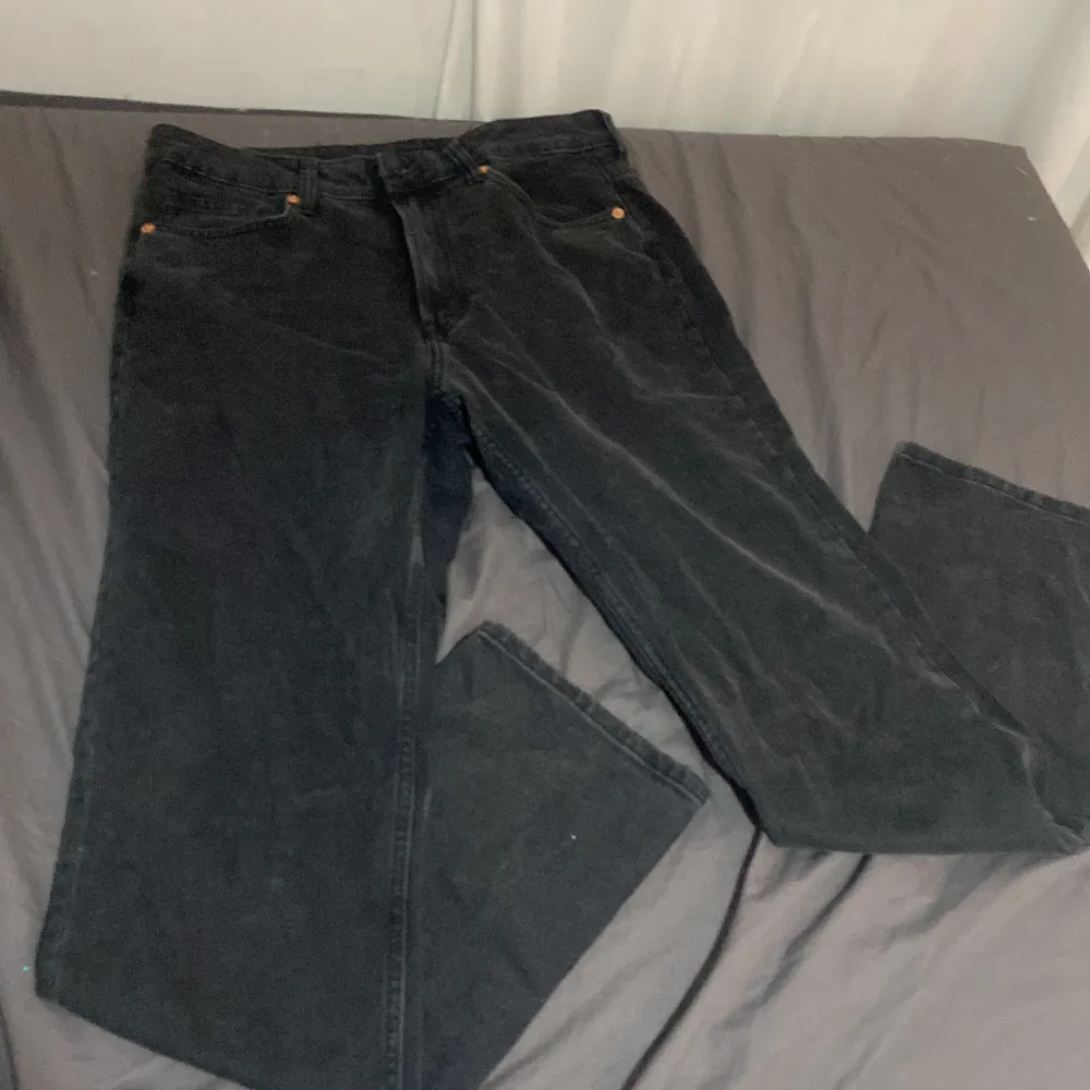 Svarta jeans från hm strlk 40. Dom är raka i benen . Jeans & Byxor.