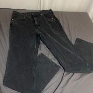 Svarta jeans från hm strlk 40. Dom är raka i benen 