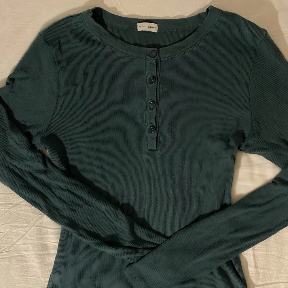 Mysig grön långärmad tröja från Intimissimi☘️ Jätteskönt material, storlek L men är väldigt stretchig så passar nog alla från S-L. Hör av dig vid frågor, eller om du önskar fler bilder! . Toppar.
