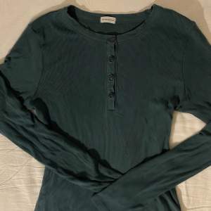 Mysig grön långärmad tröja från Intimissimi☘️ Jätteskönt material, storlek L men är väldigt stretchig så passar nog alla från S-L. Hör av dig vid frågor, eller om du önskar fler bilder! 