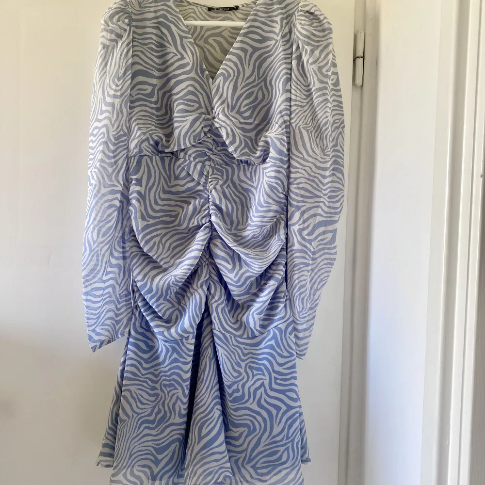 Zebrarandig blåvit meshklänning med långa ärmar från Ginatricot i storlek 40. Klänningar.