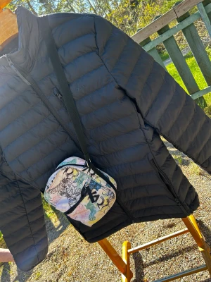 Axelväska  - Kan tyvärr inte stängas helt men är i fullt skick