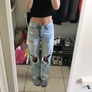Jeans  - Perfekt längd för mig som är 166 cm. Storleken 36, passar även för lite större och mindre tror jag. Hålen har spräckt upp lite mer än vad dom var när de var helt nya. Köpta på H&M