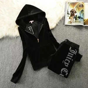 Juicy Couture sett - Säljer denna svarta Juicy sett i strl S men passar även XS. (köpt från Aliexpress) fint skick, säljs pga fel storlek. Skriv för fler bilder/frågor🤍