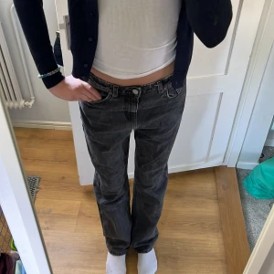 Jeans - Säljer mina as snygga mid waist weekday jeans i färgen/modellen voyage, säljer dem då de är lite stora och då inte kommer till användning längre! (Tryck inte på köp direkt!⚠️)