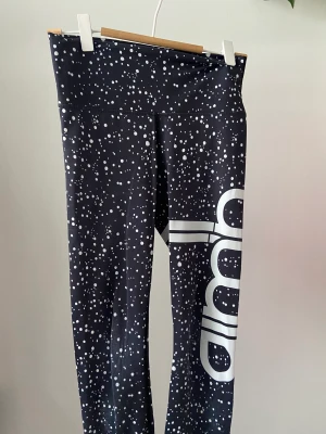 Aimin Tights - Prickiga aimn träningstights. Använda en del så de är i helt OK skick.