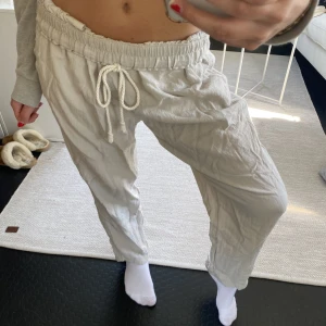 Linnebyxor  - Säljer mina linnebyxor då de inte kommer till användning. Lite skrynkliga men det går lätt att stryka☺️ köpte förra sommaren på HM