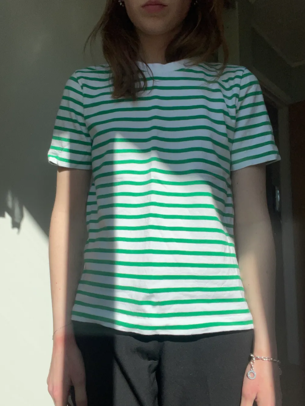 Grönrandig t-shirt från Zara💚 Toppen är i mycket bra skick och funkar utmärkt till våren och sommaren!. T-shirts.