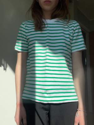 Grönrandig t-shirt från Zara💚 Toppen är i mycket bra skick och funkar utmärkt till våren och sommaren!