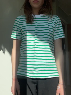 Zara T-shirt - Grönrandig t-shirt från Zara💚 Toppen är i mycket bra skick och funkar utmärkt till våren och sommaren!