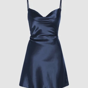 Marinblå klänning  - Jag säljer en marinblå klänning då den inte passade. Klänningen är helt ny och har lappen kvar. 