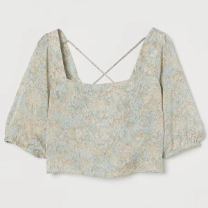 Satinblus H&M - Superfin blus från h&m helt oanvänd! Säljes då jag inte tycker om passformen! 100kr och köparen står för ev frakt💗