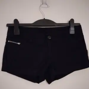 Svarta korta shorts i bra skick, Strlk 36 / XS-S. Flera fickor. Stängs med dragkedja och knapp. Material: Kraftigare bomullstyg. Felfria. 