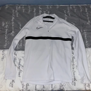 Nike kofta - Typ helt ny, använd bara några gånger  Storlek S men kanske funkar för m också  Kan frakta också men kunden står för frakten 