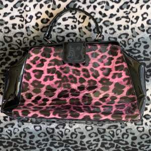 Stor lila leopardmönstrad handväska med innerfack  