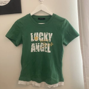Grön t-shirt - Super gullig grön tröja, står att det är storlek XS fast funkar mycket bra på X, skriv privat om du är intresserad ❤️frakt tillkommer❤️