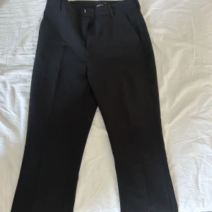 Kostymbyxor  - Fina raka kostymbyxor från Gina tricot. Säljer dem pga för stor storlek.🌸