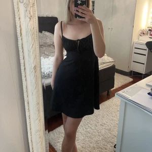 Klänning  - Jättesöt klänning från GinaTricot! Använd fåtal gånger och i väldigt fint skick! 50 kr + frakt 🖤