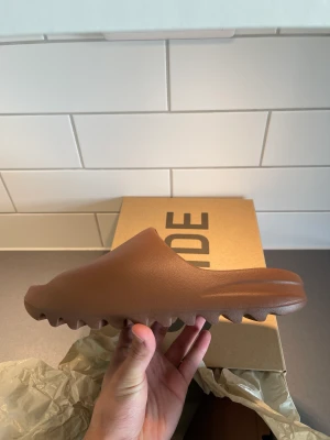 Adidas Yeezy Slide (Flax) - -Condition Ds -Size Us 10 -Bin 1499 -Kvitto finns