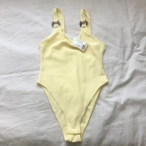 Gul bodysuit  - Helt oanvänd gul bodysuit med taggen kvar! Original Pris 149kr men säljer för 100. Kontakta om det finns intresse! 