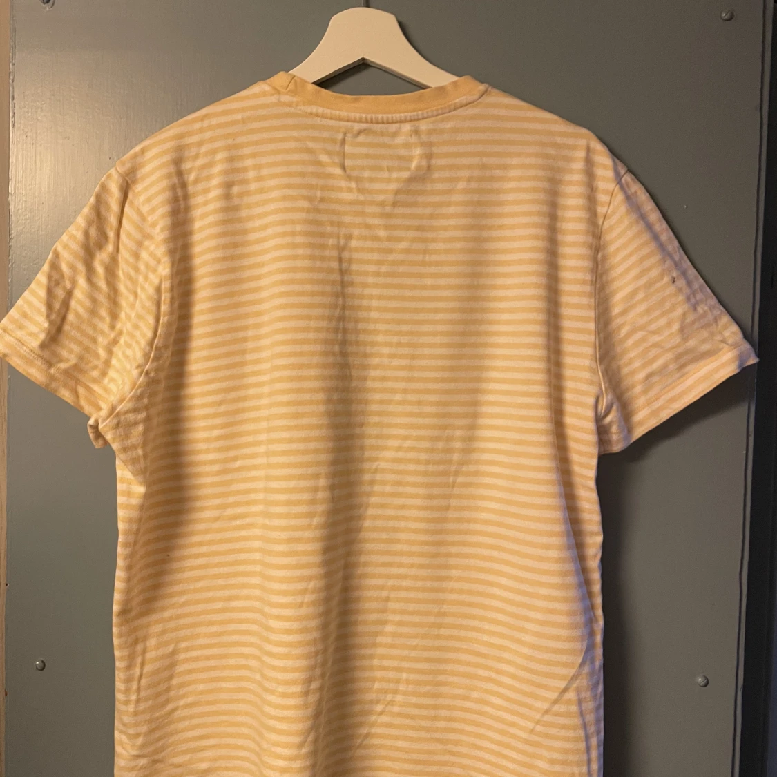 Gulrandig T-shirt  - 90