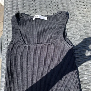 Topp från Zara - Svart topp från Zara i storlek S!!⭐️❤️Frakten ingår i priset🥰