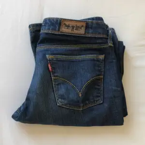 Säljer dessa low waisted Levis jeans u bootcut, kom privat vid frågor och funderingar! Midjemått rakt över: 39 cm Innebensläng: 75 cm
