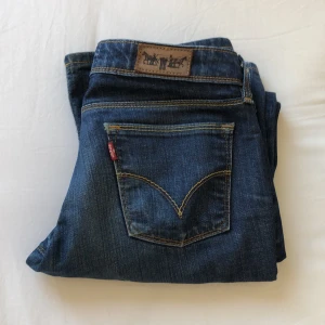 Levis 572 jeans - Säljer dessa low waisted Levis jeans u bootcut, kom privat vid frågor och funderingar! Midjemått rakt över: 39 cm Innebensläng: 75 cm