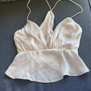 Fest topp - En jätte fin fest topp! Tyvärr är den för stor för mig så måste sälja 🫠