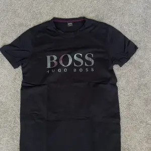 Hugo boss T-shirt  Storlek Small Färgen mörkblå 