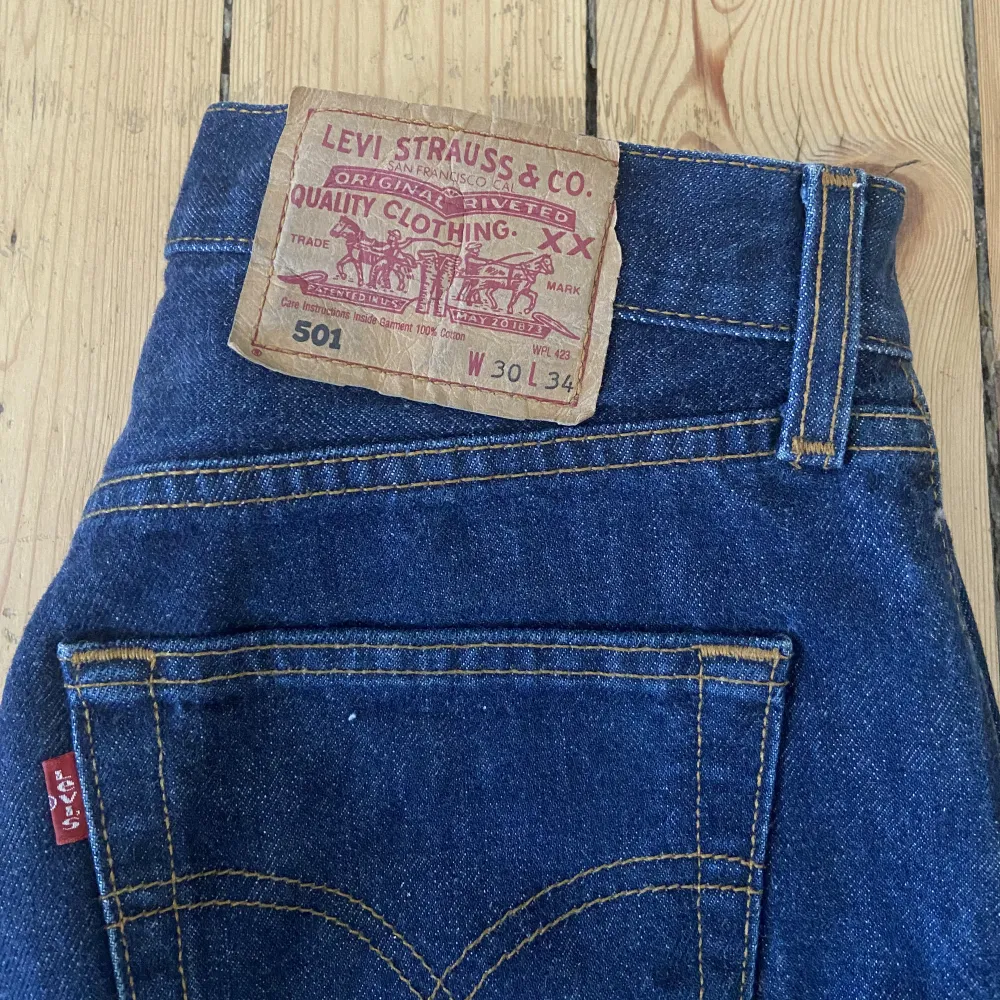 Jättefina Levis jeans, dom är avklippta så snarare 32 än 34 i längd. . Jeans & Byxor.