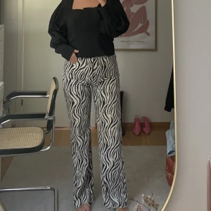 Zebra jeans  - Så coola jeans men inte min stil längre, skicket är toppen, jeansen är bara använda fåtal gånger. 
