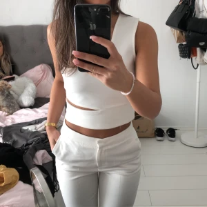 Topp - Supersöt topp från Gina! Perfekt inför studenten och sommaren! Storlek M men passar även en S