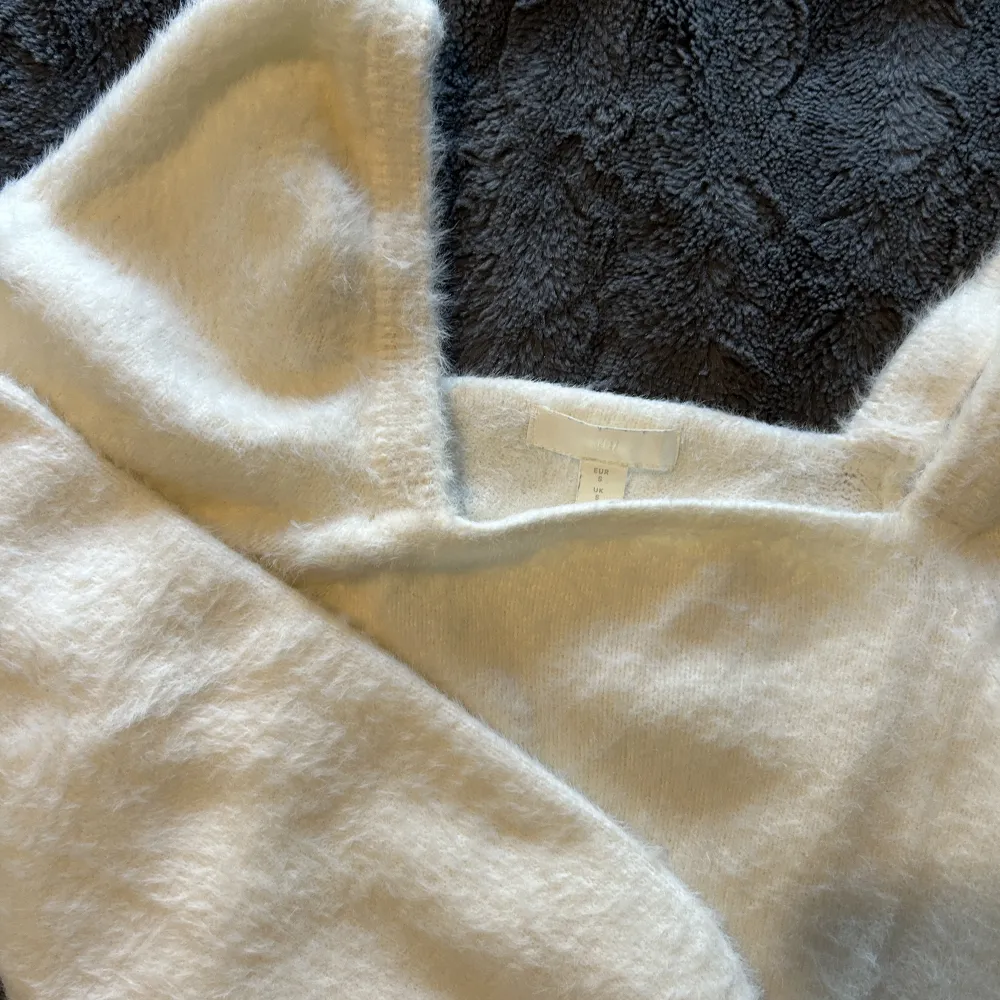 Så mysig tröja i så mjukt material från h&m. Knappt använd!  Strl.small men passar även medium pga stretch. Så mysig!. Tröjor & Koftor.