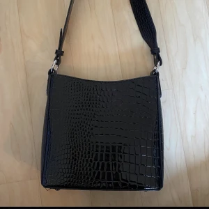 Hvisk amble croc väska  - Hvisk väska i veganskt läder, modellen är Amble i croc i den lilla storleken.  Knappt använd Originalpris 1299kr