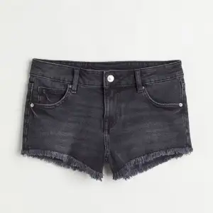 skit snygga jeans shorts från hm. aldrig använda så är som nya. storlek 34 alltså xs/s