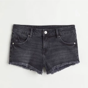 jeansshorts - skit snygga jeans shorts från hm. aldrig använda så är som nya. storlek 34 alltså xs/s
